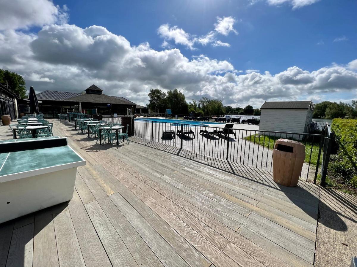 Dragonfly Lodge South Cerney Exterior foto