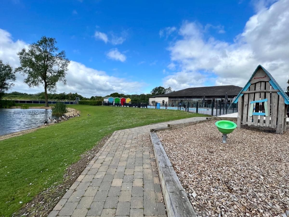 Dragonfly Lodge South Cerney Exterior foto