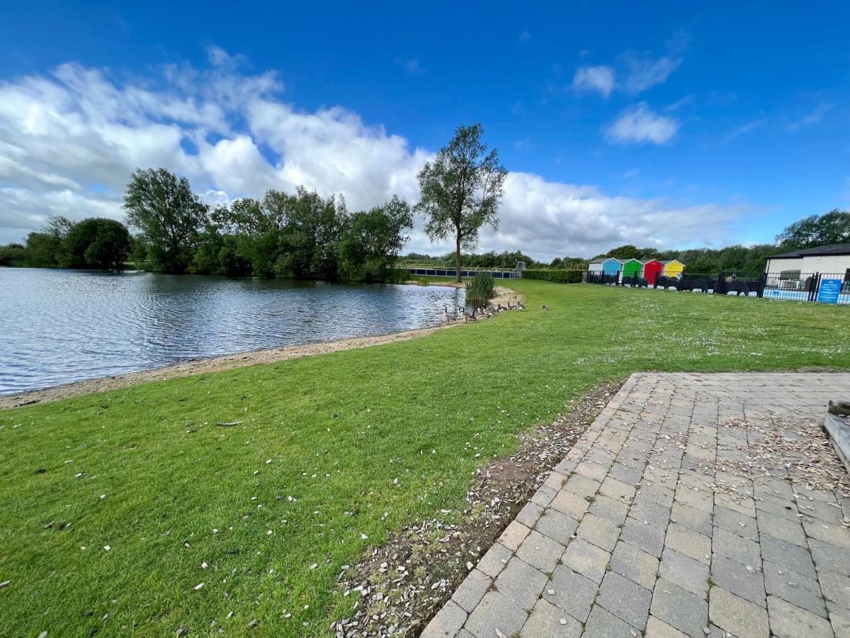 Dragonfly Lodge South Cerney Exterior foto