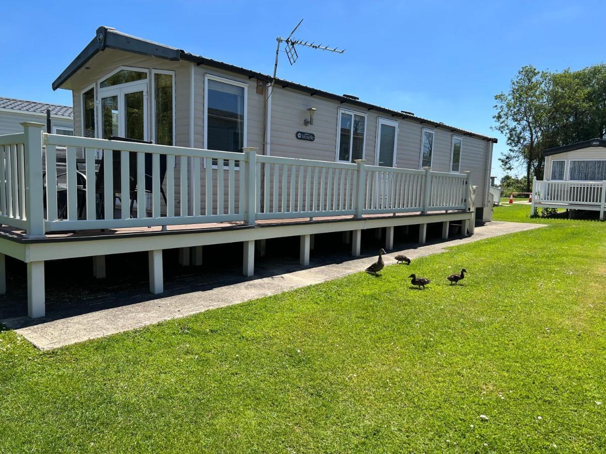 Dragonfly Lodge South Cerney Exterior foto