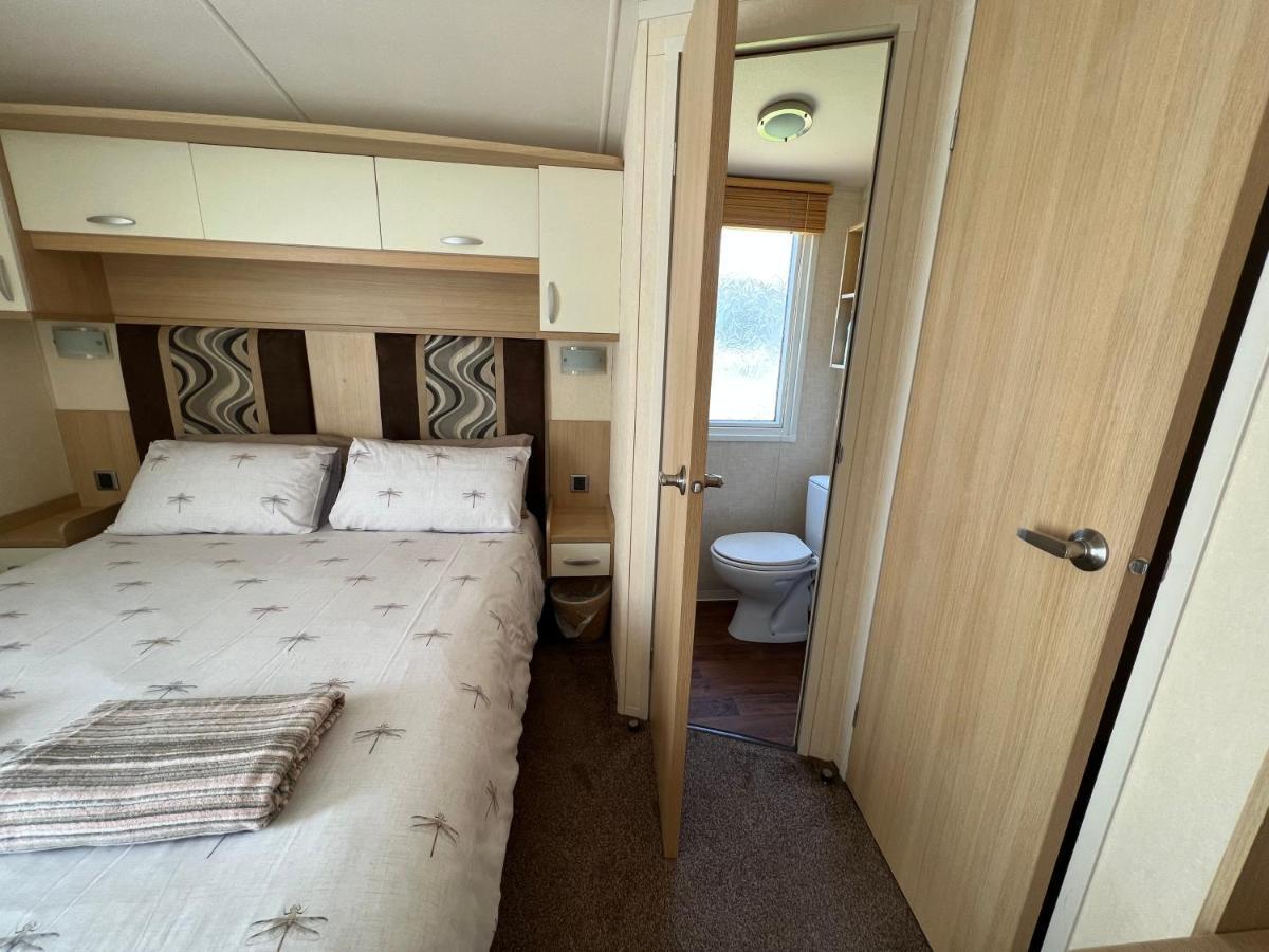 Dragonfly Lodge South Cerney Exterior foto
