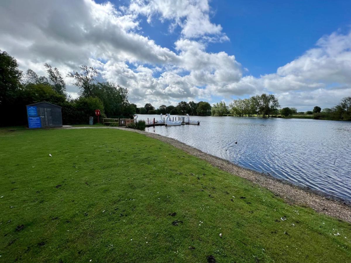 Dragonfly Lodge South Cerney Exterior foto