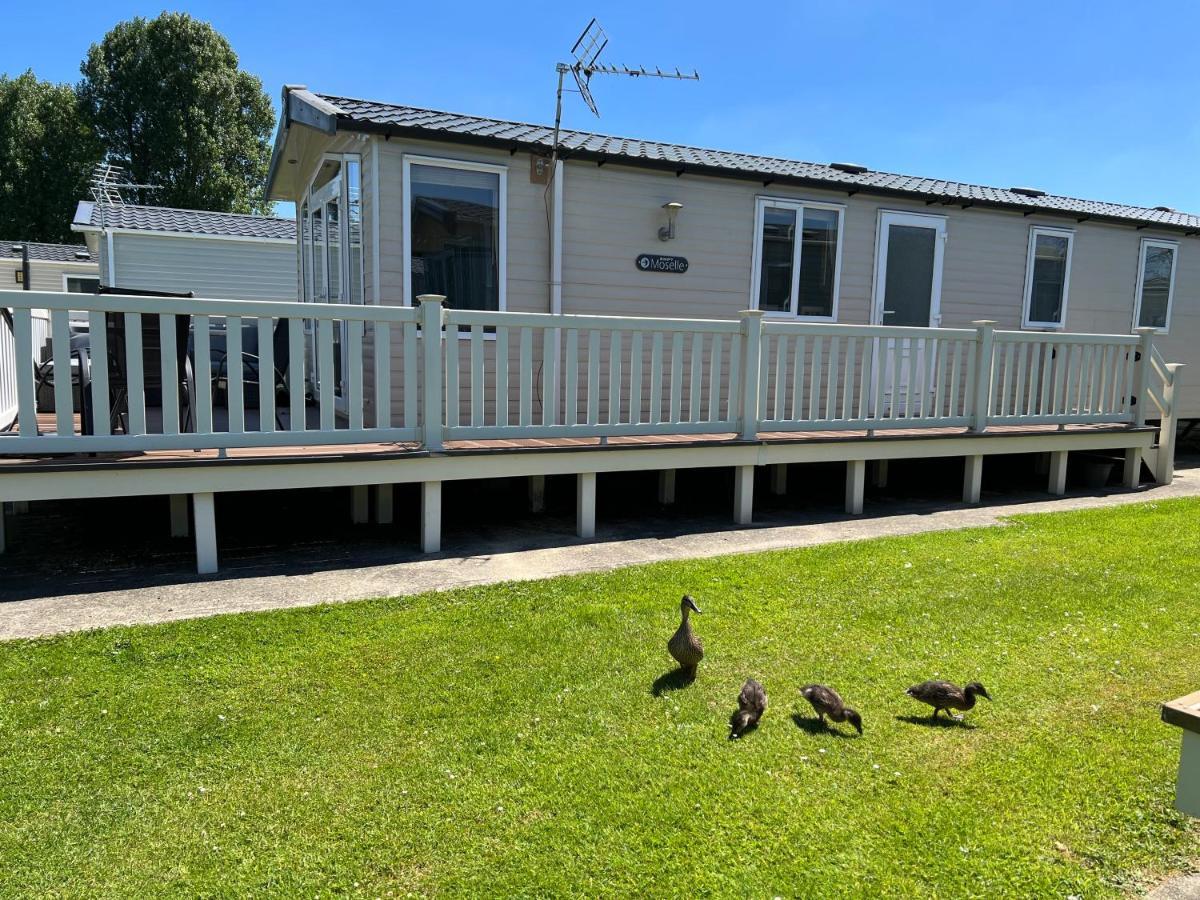 Dragonfly Lodge South Cerney Exterior foto