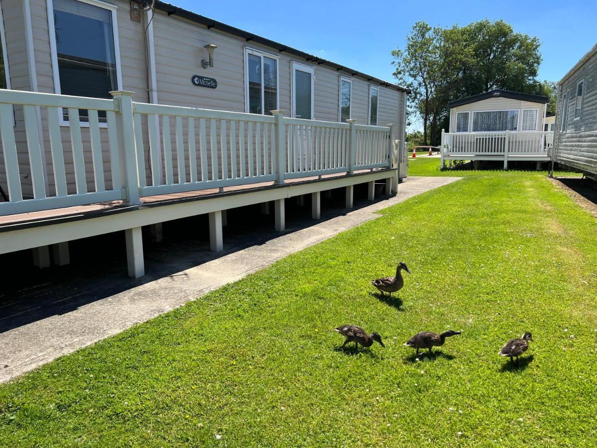 Dragonfly Lodge South Cerney Exterior foto